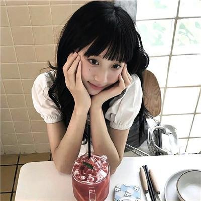微光下的蓝色男孩